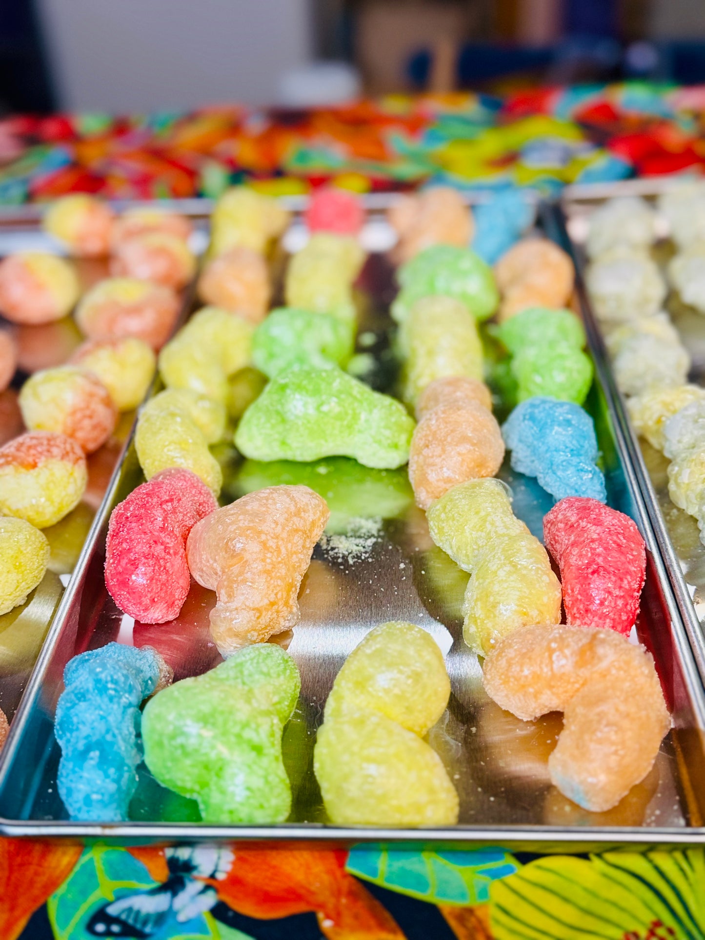 Freeze Dried Gummy Worms, Sour flavour, front display, on tray